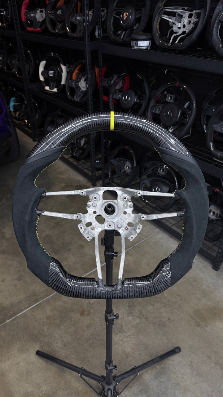 [Media/Test] Porsche (991.2 Wheel) - Sport - Gloss Carbon - Alcantara - Yellow Stitching - Yellow Stripe