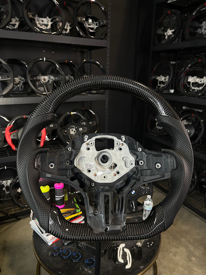 [Media/Test] BMW G-Series (M Performance Wheel) - Sport - Gloss Carbon - Perforated Leather - Black Stitching - No Stripe