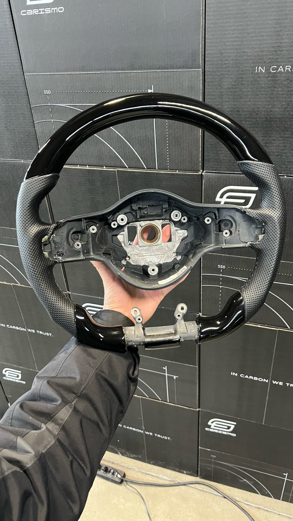[Made to Order] Mercedes/AMG (2020 AMG Performance Wheel) - Sport - (No Carbon) Piano Black - Perforated Leather - Black Stitching - No Stripe