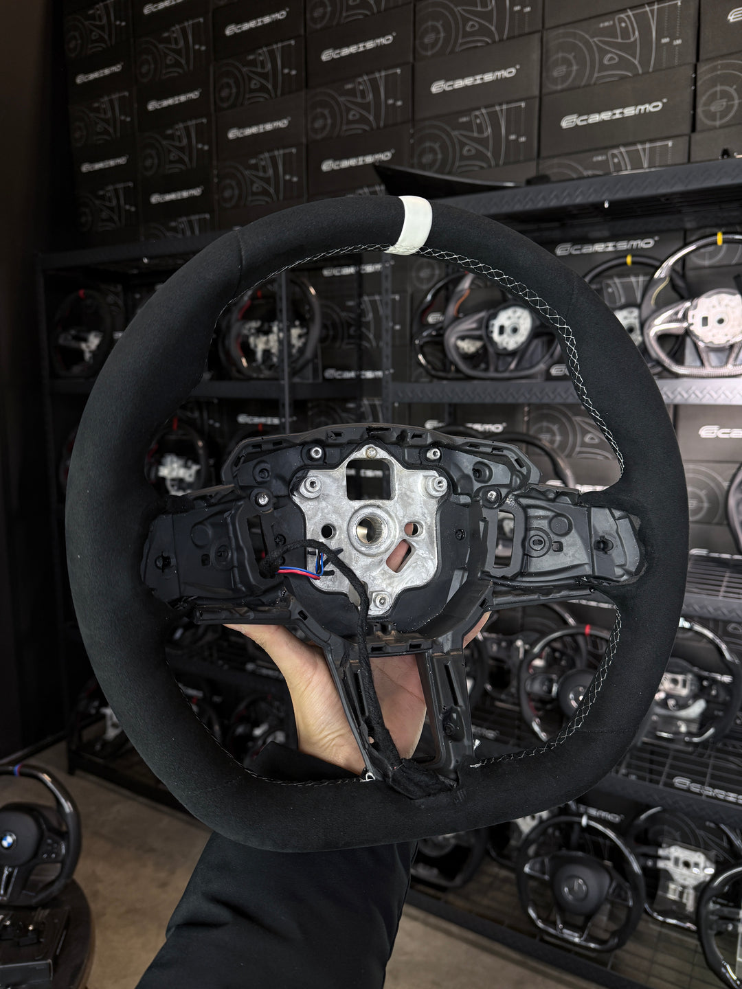 [Media/Test] BMW G-Series LCI (G90 M5 M Performance Wheel) - OEM Shape - Full Alcantara - White Stitching - White Leather Stripe (Heated)