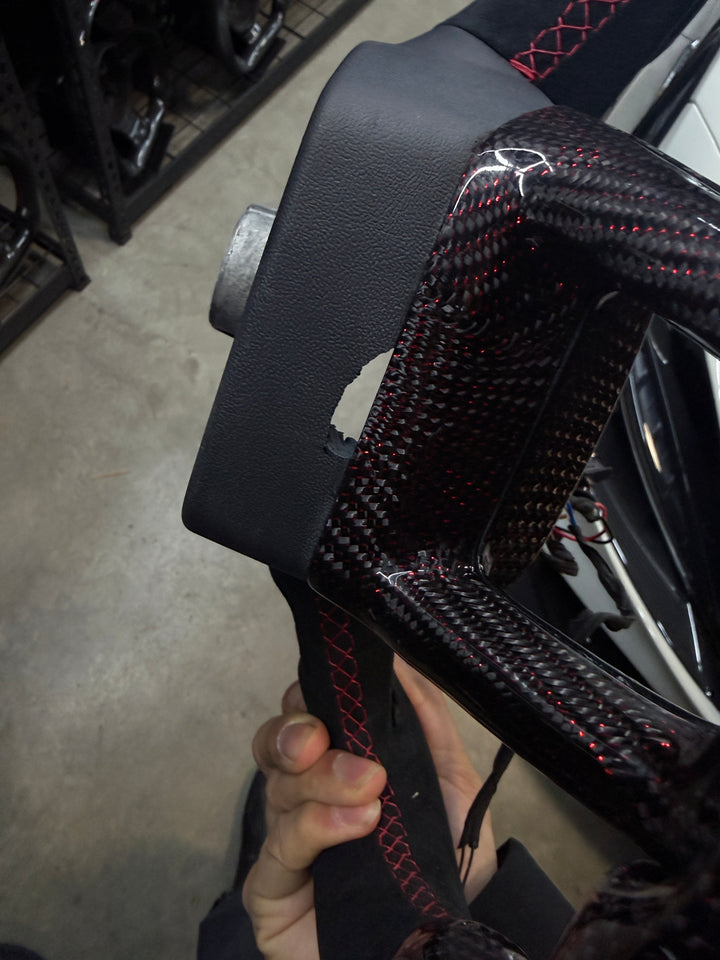[Media/Test] Audi (B9.5 Q Wheel) - Signature - Gloss Carbon with Red Thread - Alcantara - Red Stitching - Red Stripe (Heated)