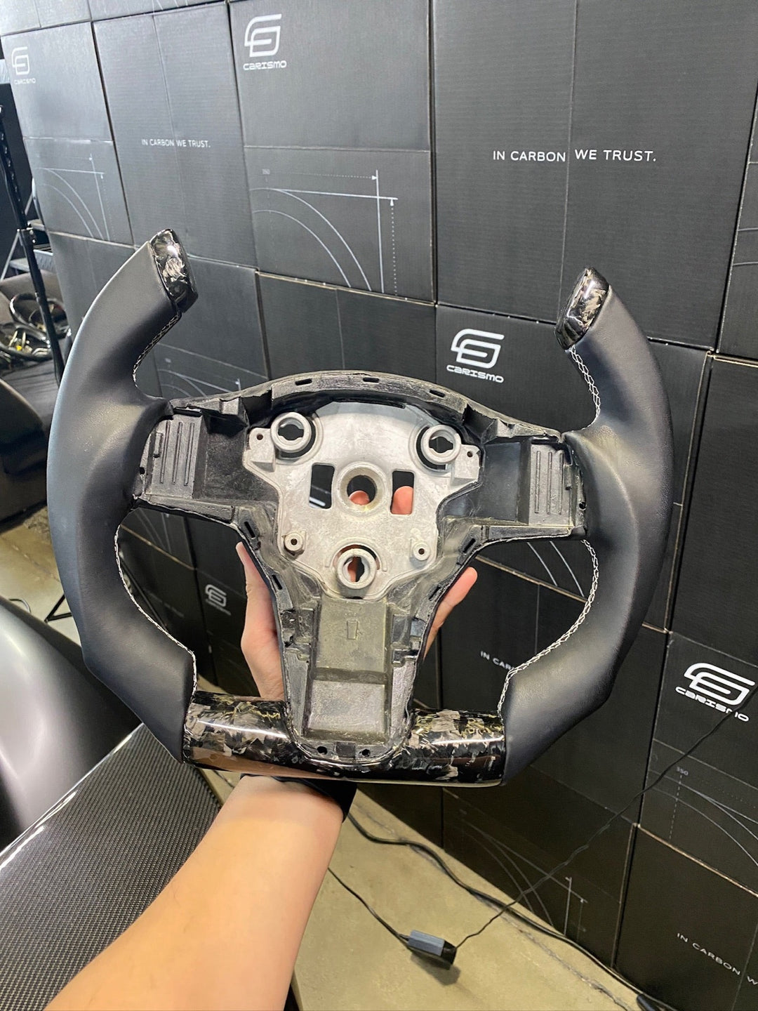 [Made to Order] Tesla Model 3/Y - F1 Competition - Gloss Forged Carbon - Smooth Leather - White Stitching - No Stripe